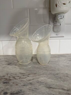 Haakaa Hands-Free Silicone Breastfeeding Cups (Bundle of 2)